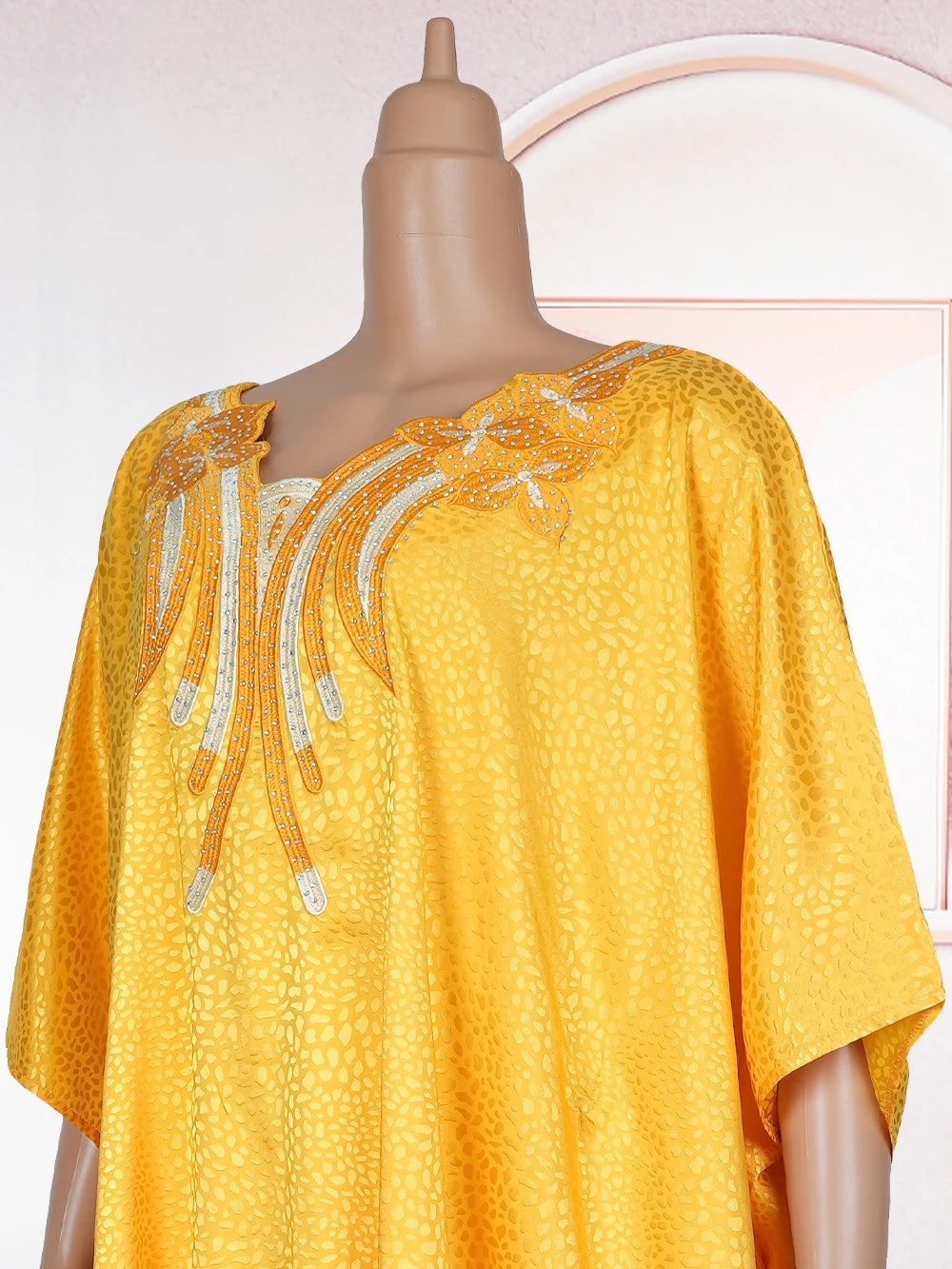 Elevate your style with our Abayas for women. Perfect for African Muslim fashion, Caftan Marocain, evening parties and more!